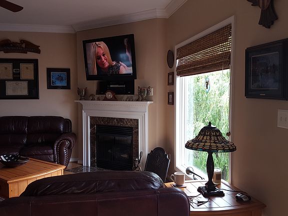 Family room w/fireplace