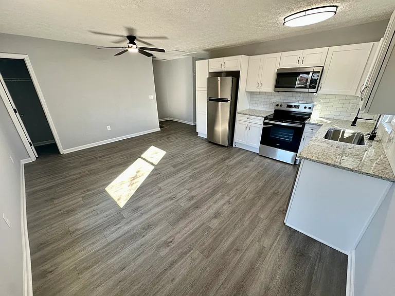 450 Camp Creek Cir #F — Photo 3