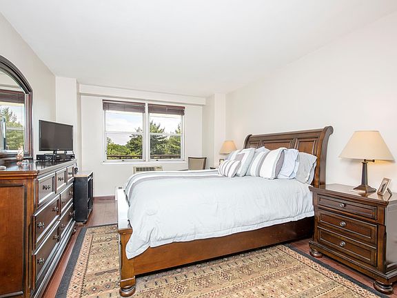 4th image of 5900 Arlington Ave APT 4T