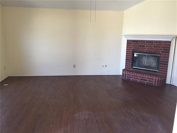 3rd image of 802 W Colony Dr