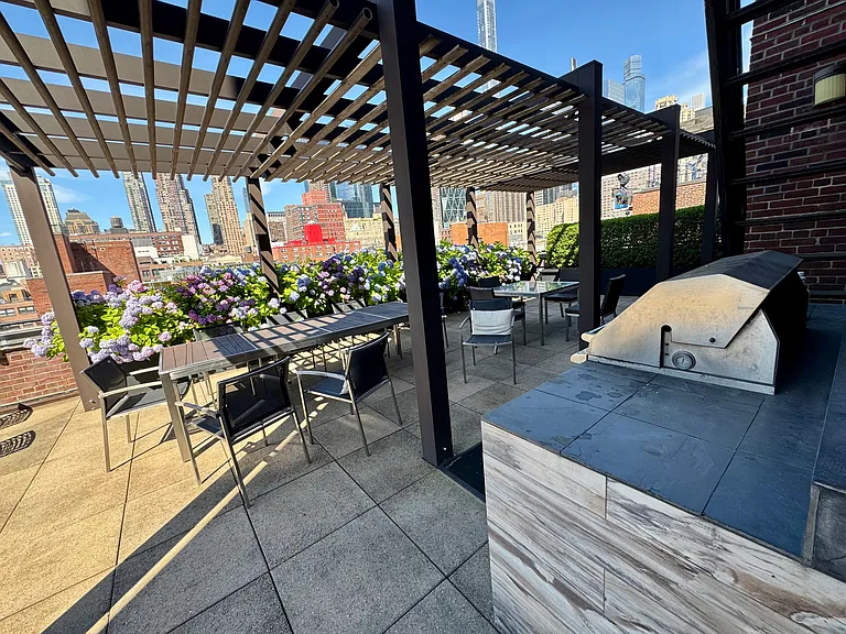 432 W 52nd St #5E — Photo 8