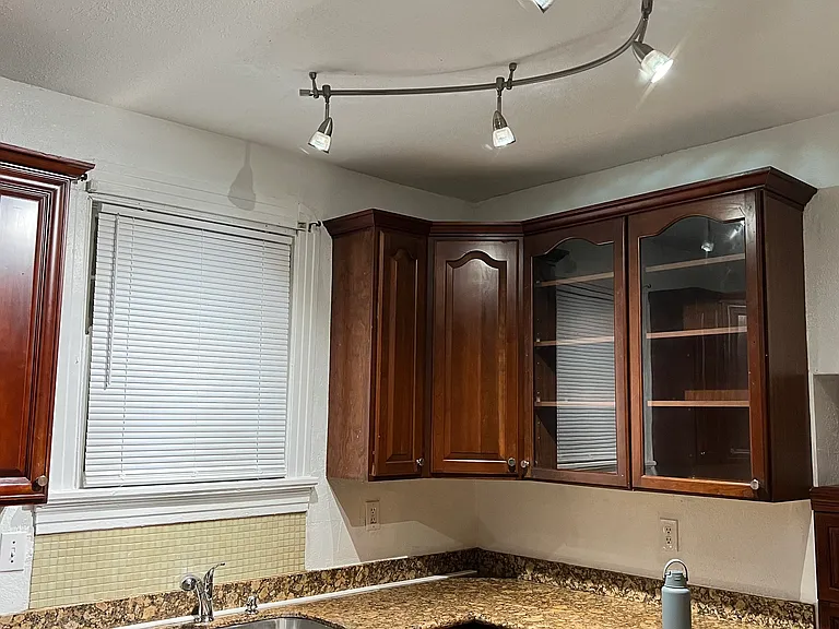 3538 Franklin Ave — Photo 11