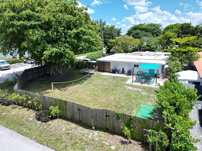 3961 NE 10th Ave — Photo 45