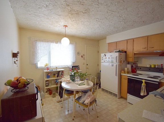 5th image of 576 College St