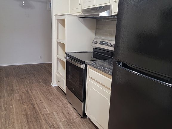 3rd image of 613 Woodhaven Pl