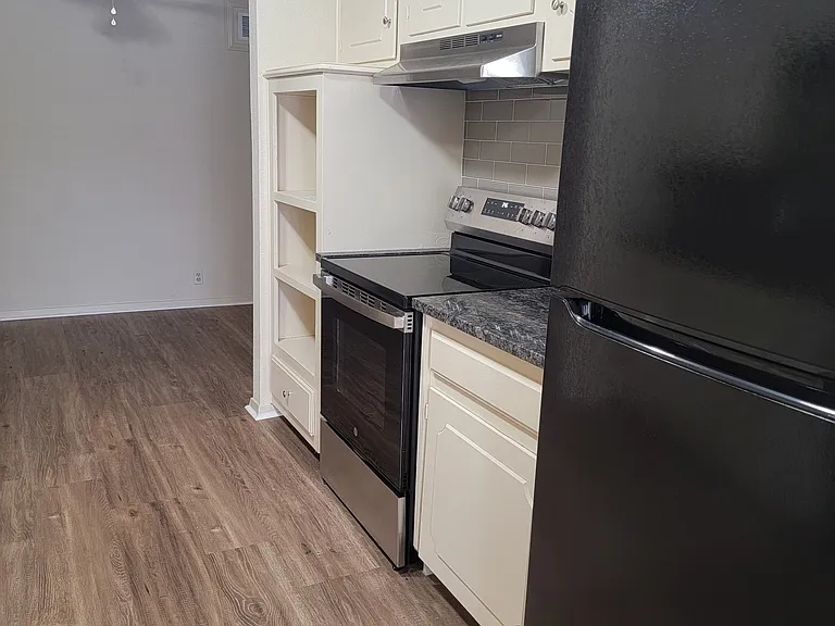 613 Woodhaven Pl — Photo 3