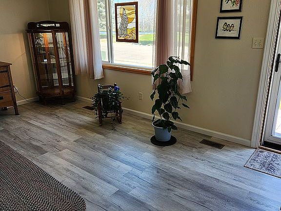 4th image of 951 Riverbend Dr