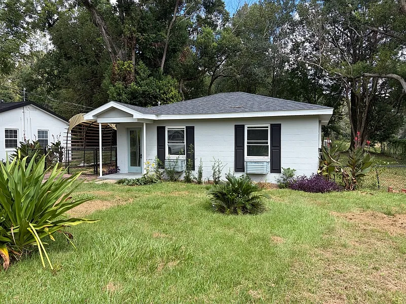 2 bed, 1.0 bath, 858 sqft, $1,200 — Photo 2