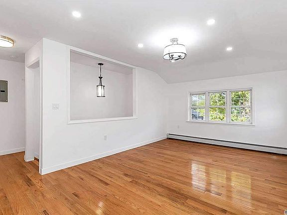 5th image of 133-28 Denis St