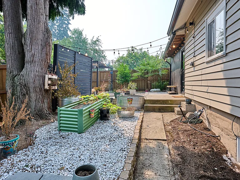 Charming Backyard, Picture 2