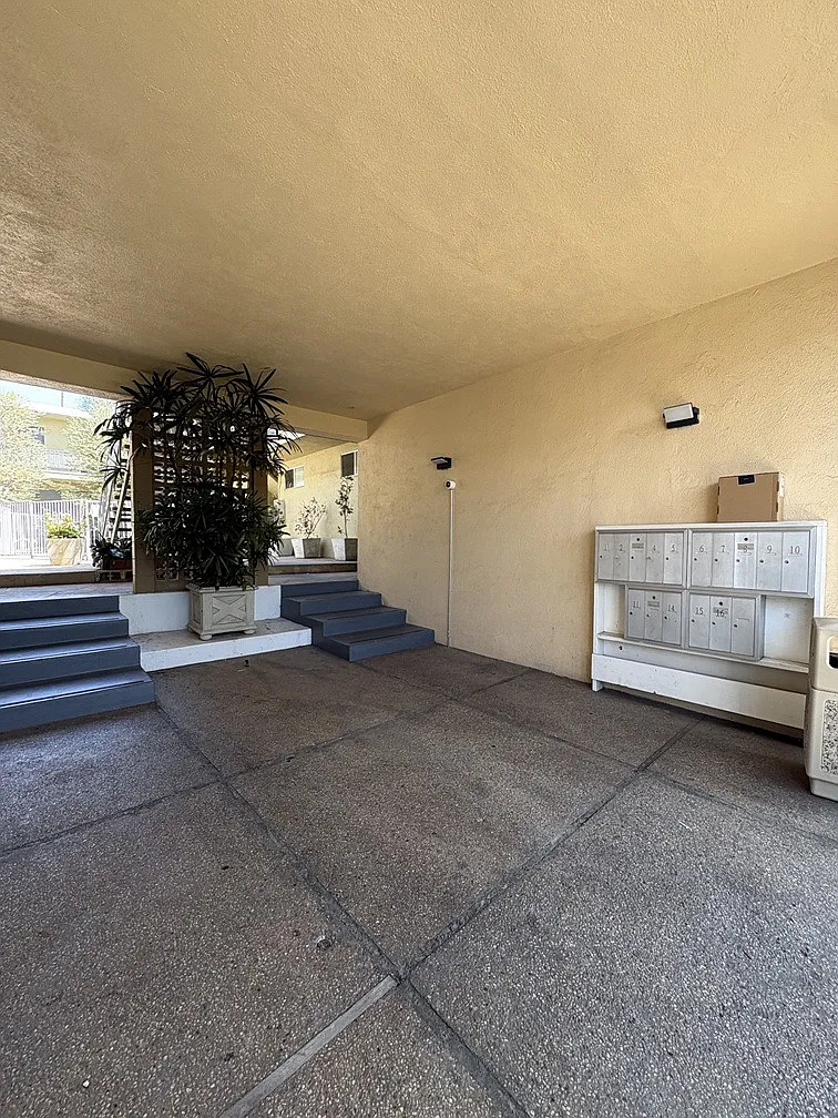 Lido Apartments - 1640 Barry — Photo 4