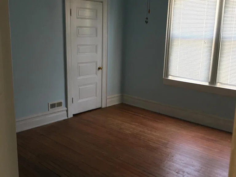 119 W Burke St — Photo 33