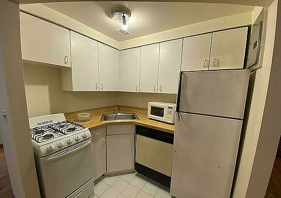 4th image of 200 W 85th St #3CC