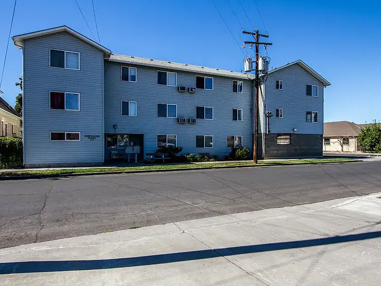 245 SW 5th St — Photo 1