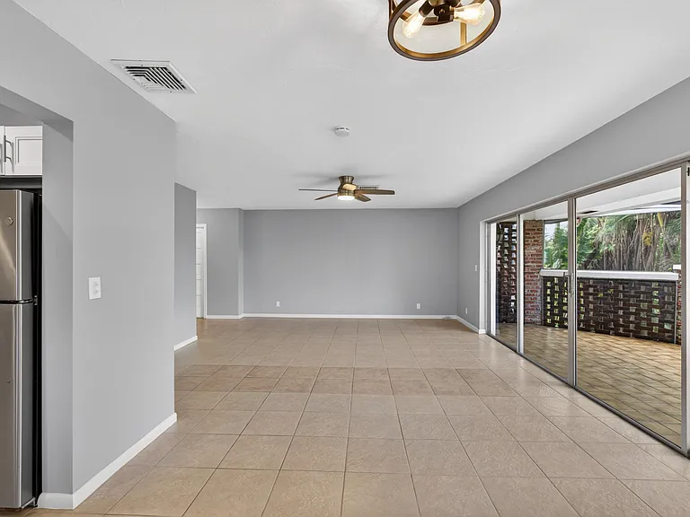 423 Pine Tree Ct #23 — Photo 9