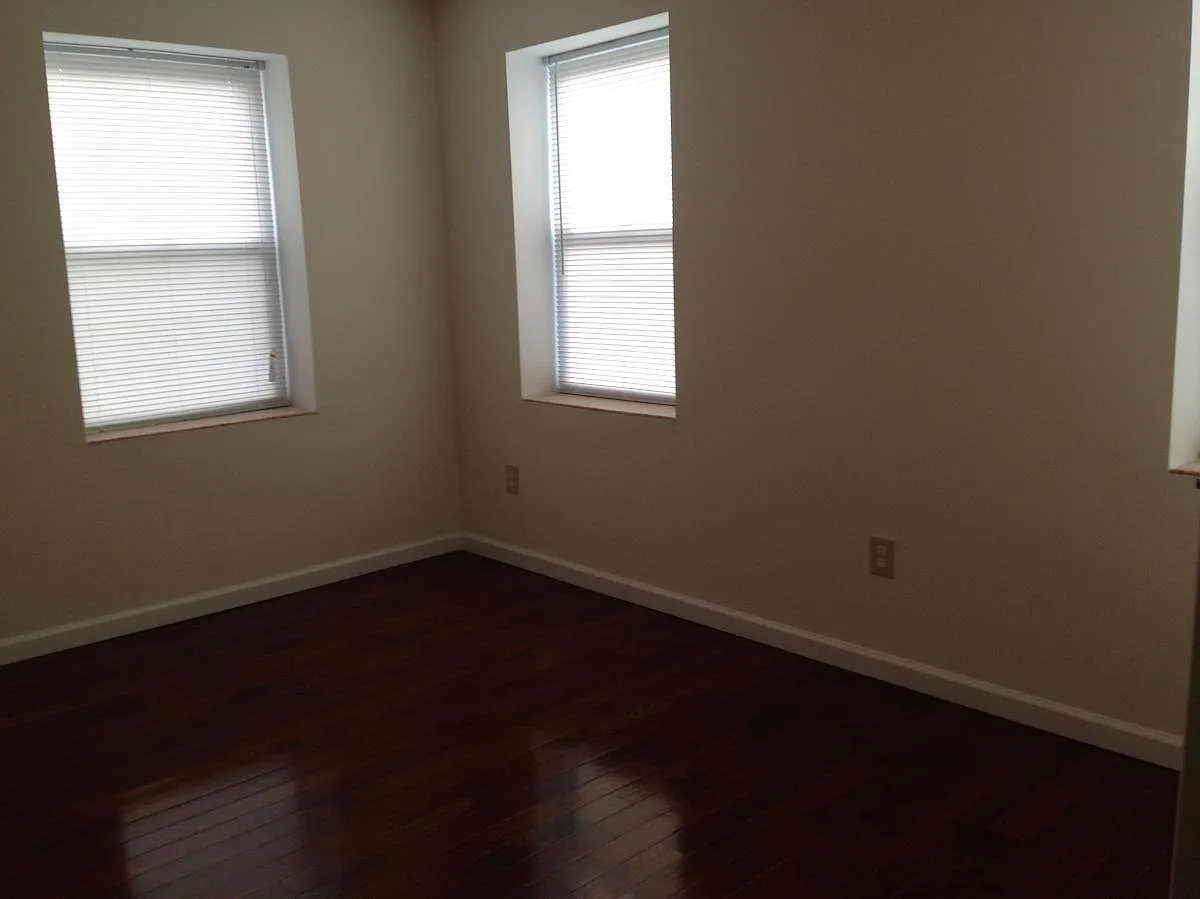 5 bed, 1800 sqft, $2,100 — Photo 3