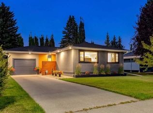20 Gainsborough Dr SW, Calgary, AB T3E 4W7