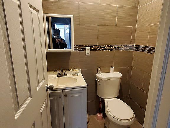 5th image of 1584 Waring Ave