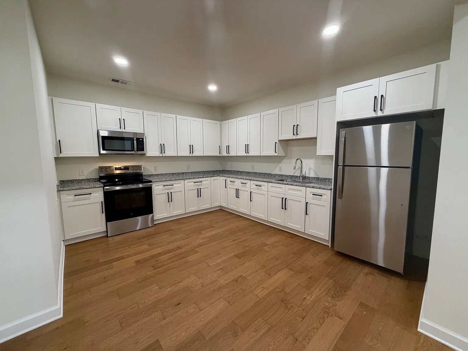 3 bed, 1250 sqft, $2,199 — Photo 3