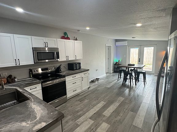 4th image of 1393 45th St