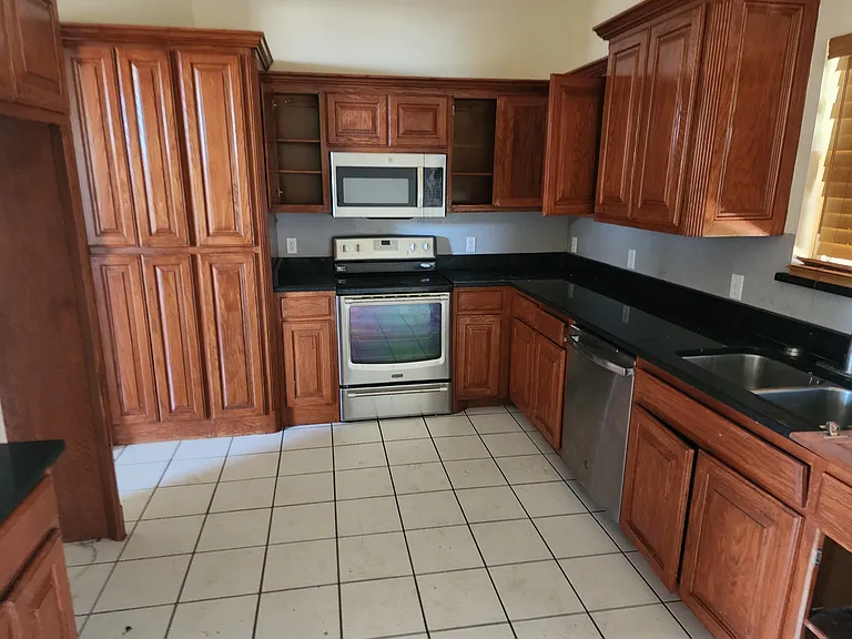 1700 Hemingway Dr — Photo 6