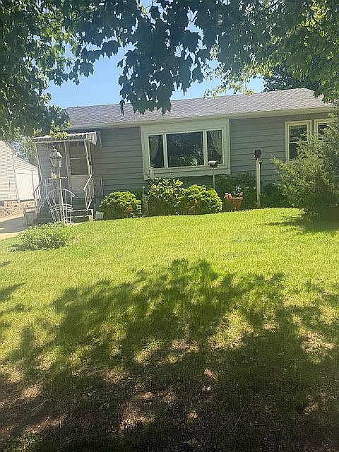 1st image of 1527 12th Ave N