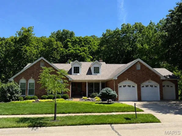 261 Turnberry Place Dr, Ballwin, MO 63011