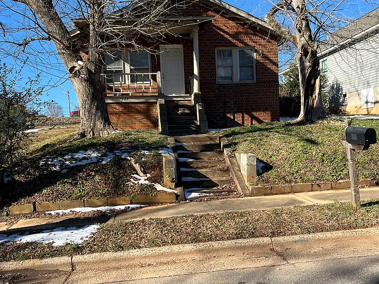 150 Woodlawn Dr — Photo 1