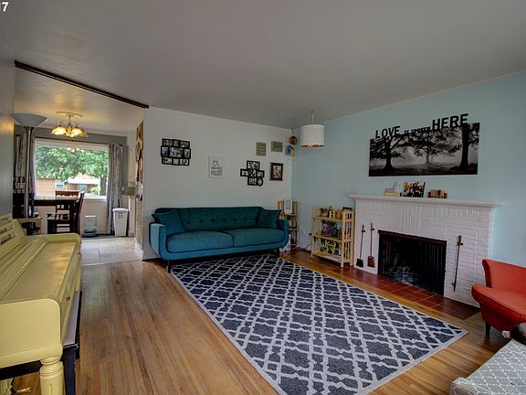 3rd image of 606 SE 102nd Ave