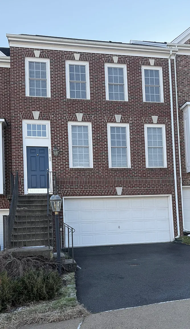 42743 Falls View Sq photo 1