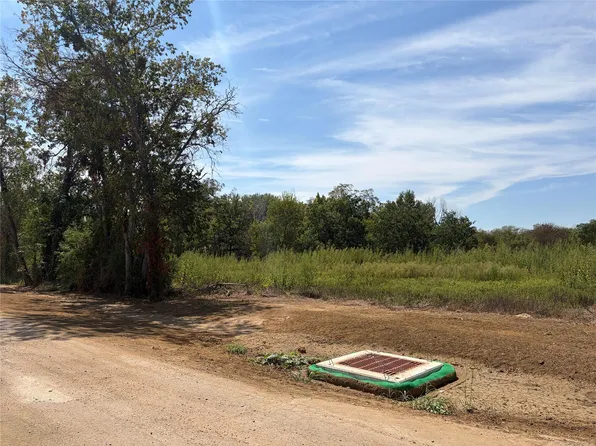 749 Caldwell St, Lexington, TX 78947