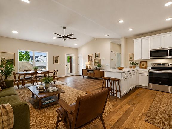 3rd image of 551 Skyview Dr