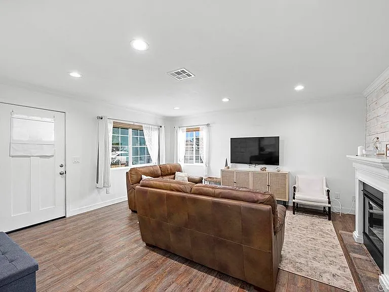 586 Del Mar Ave — Photo 10