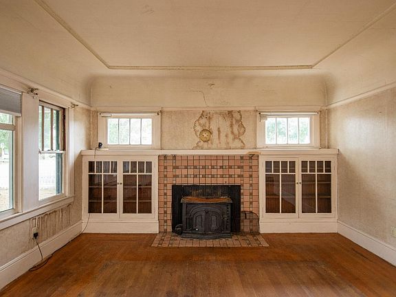 3rd image of 209 W Lowell Ave