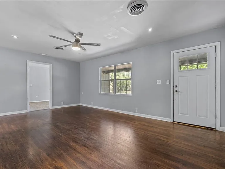 2105 Fortview Rd — Photo 5