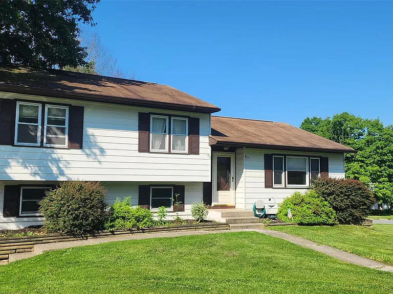 13 Amy Rd — Photo 2