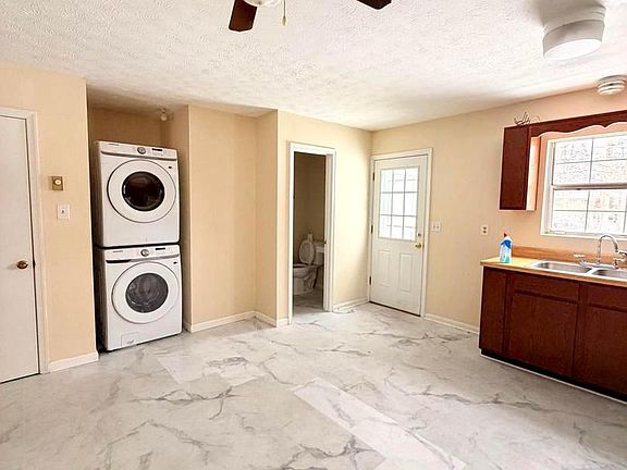 3rd image of 240 Nottoway Dr