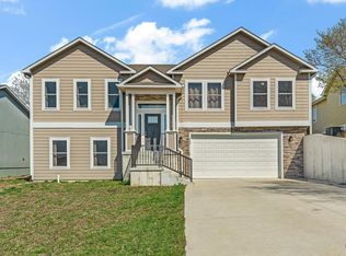 938 SW Woodbridge Pl, Topeka, KS 66606