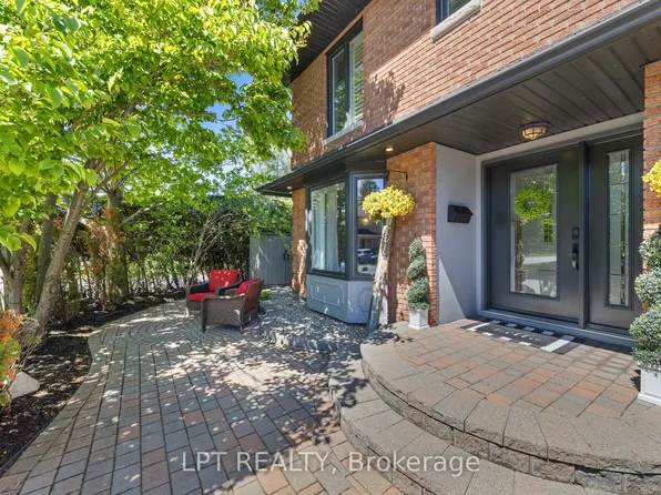 11 Elderwood Trl, Ottawa, ON K2S 1C9