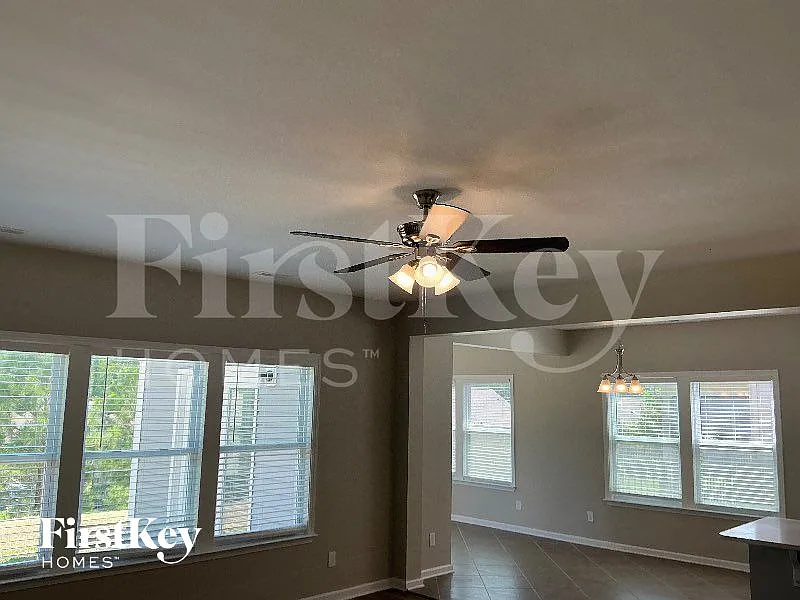 5 bed, 3.0 bath, 2819 sqft, $2,855 — Photo 2