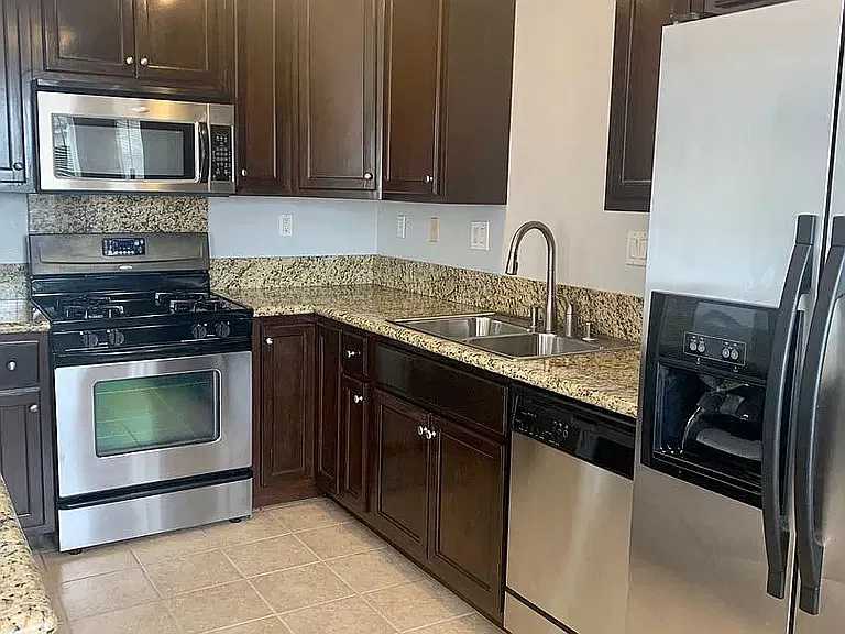 2 bed, 900 sqft, $2,350 — Photo 1