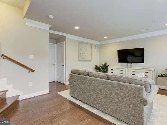5th image of 213 Vanguard Ln