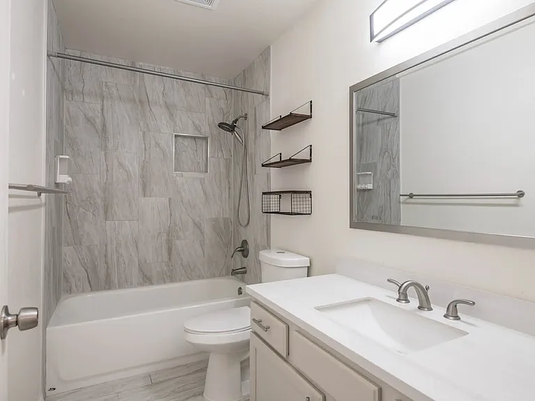 409 Longwood Dr NE — Photo 35