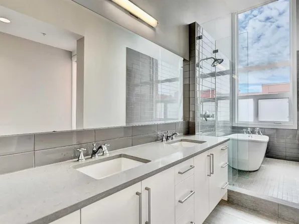 2717 S 17th St SW #208, Calgary, AB T2T 4N4