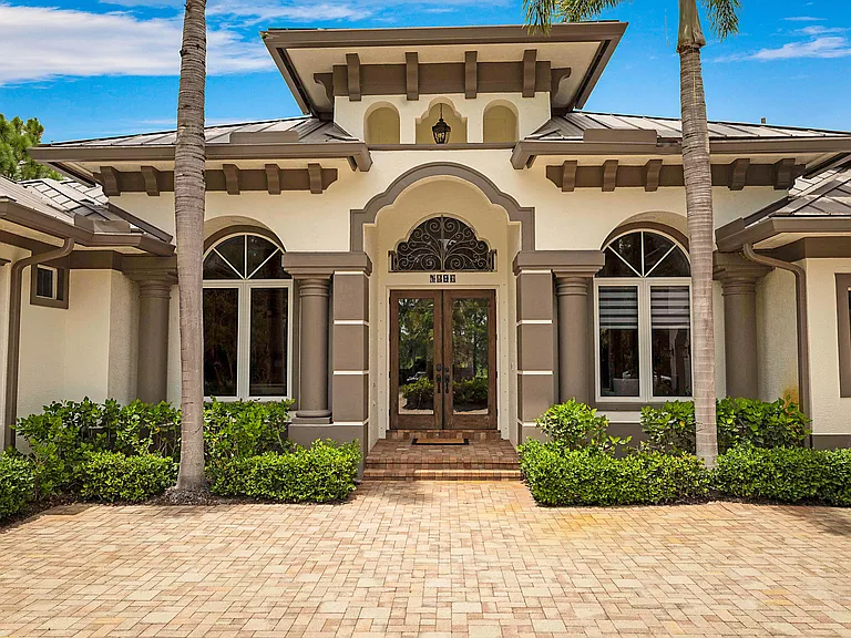 1296 SE Colony Way — Photo 3
