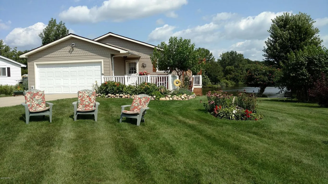 670 W Shore Dr photo 1