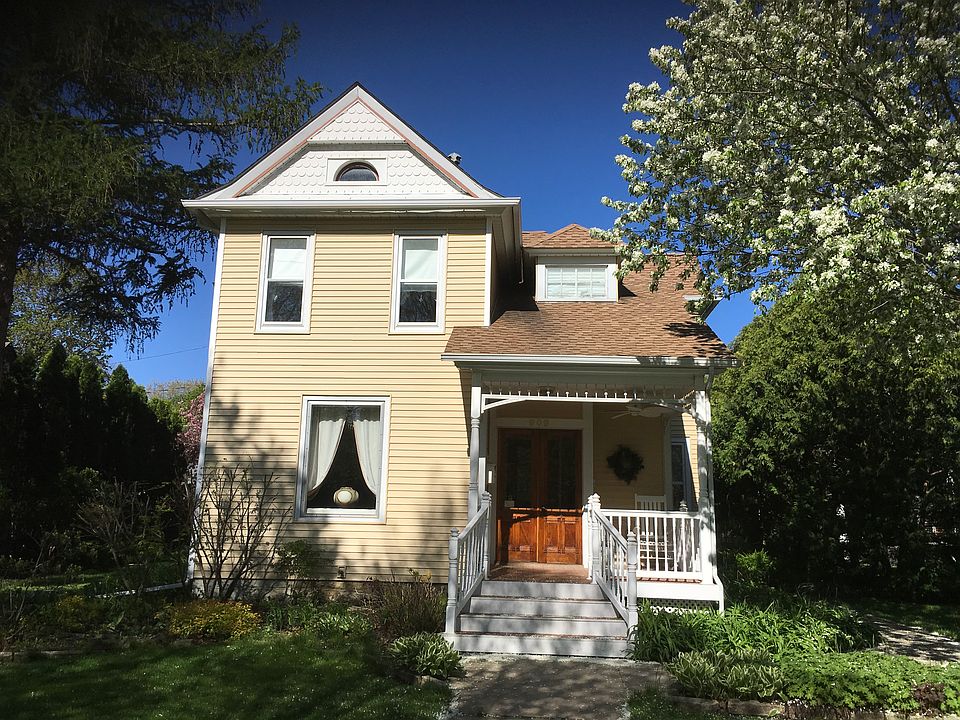 Welcoming front entry 