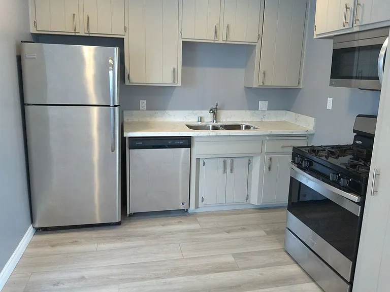 Robinson Avenue West 331 — Photo 6