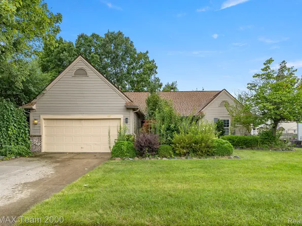458 Harbour Pointe Dr, Belleville, MI 48111