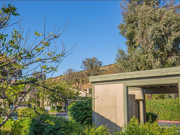 5th image of 221 Oak Leaf Dr #205